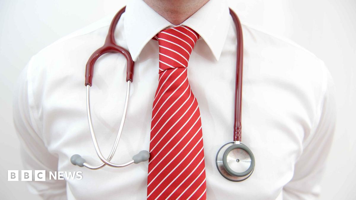 Los médicos de la Isla de Man votan a favor de emprender una acción de huelga en medio de una disputa por el salario