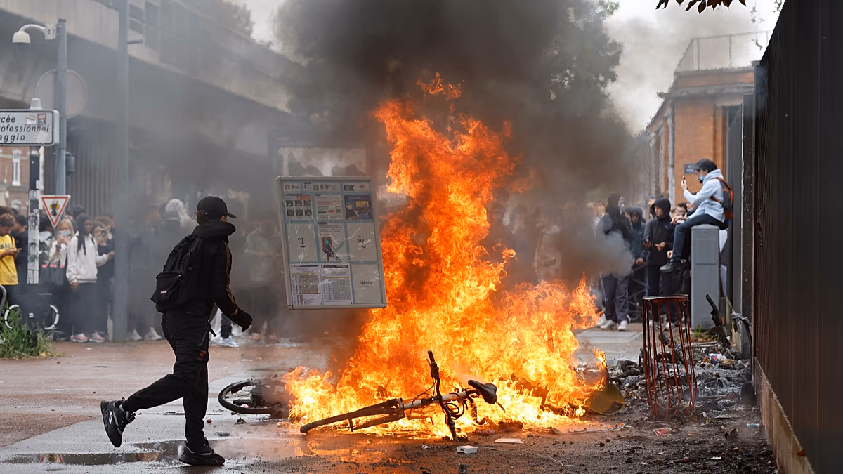 French students clash with police as blockades over conditions in schools intensify