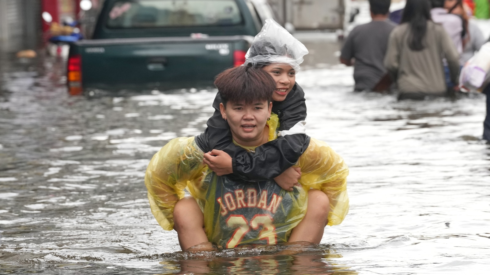 Bangkok floodwaters begin to ease after torrential rains affect 700,000 people