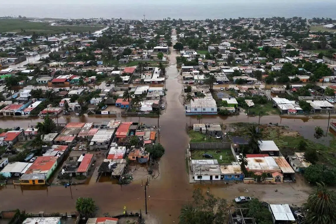 El huracán Polo barre la costa del Pacífico de México y se dirige tierra adentro