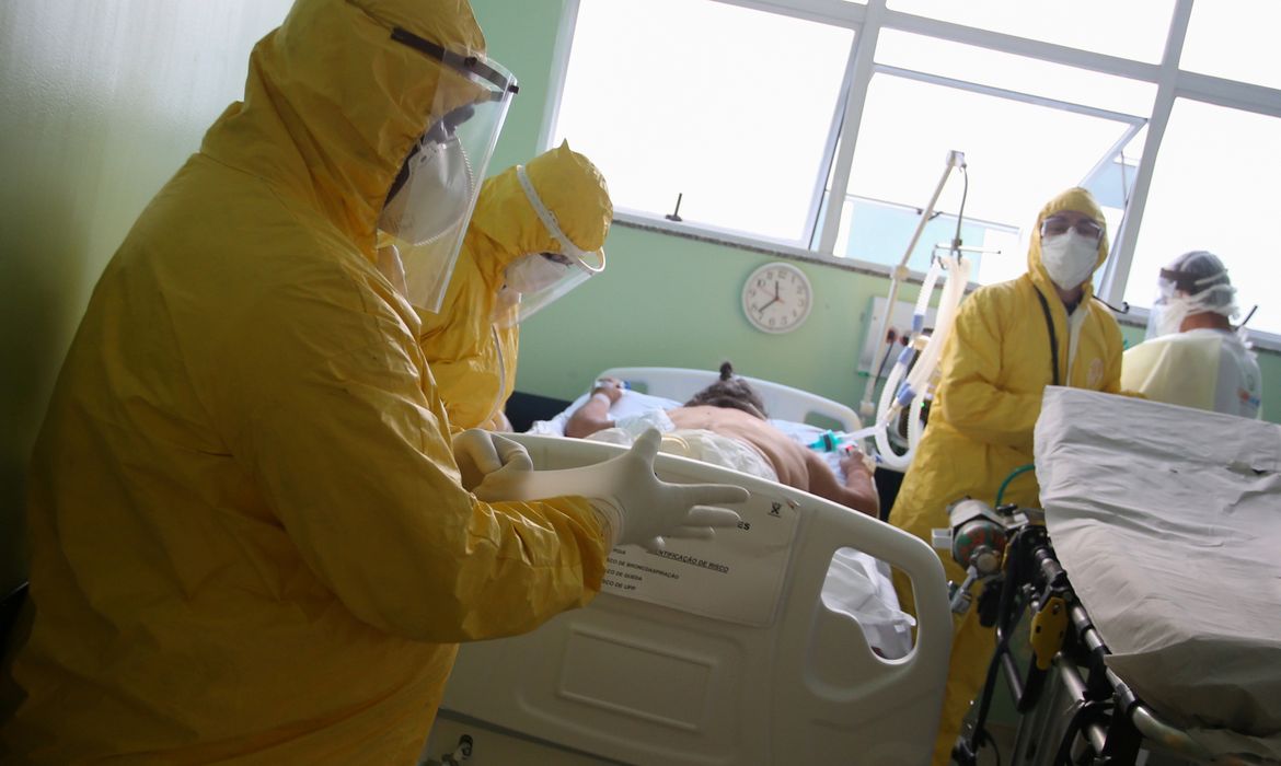 Nurses of Emergency Rescue Service (SAMU) prepare to transport a patient from an emergency health center to a hospital during the spread of the coronavirus disease (COVID-19) in Santo Andre, Sao Paulo State, Brazil, May 12, 2020. REUTERS/Rahel Patrasso