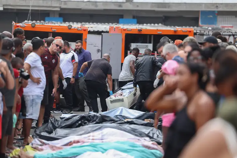 Rio de Janeiro (RJ), 28/10/2025 - Dezenas de corpos são trazidos por moradores para a Praça São Lucas, na Penha, zona norte do Rio de Janeiro. Operação Contenção
Foto: Tomaz Silva /Agência Brasil