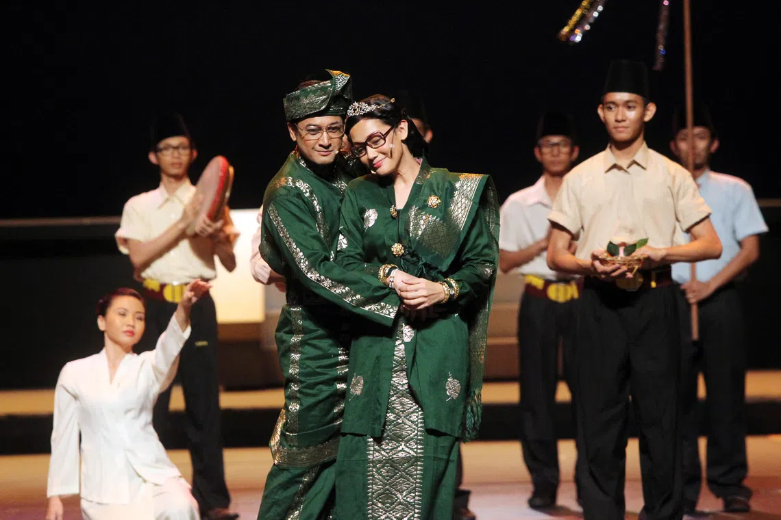 A scene from Mahathir, the Musical, showing the wedding of Mahathir Mohamad and Siti Hasmah, played by Esma Daniel & Erra Fazira respectively.