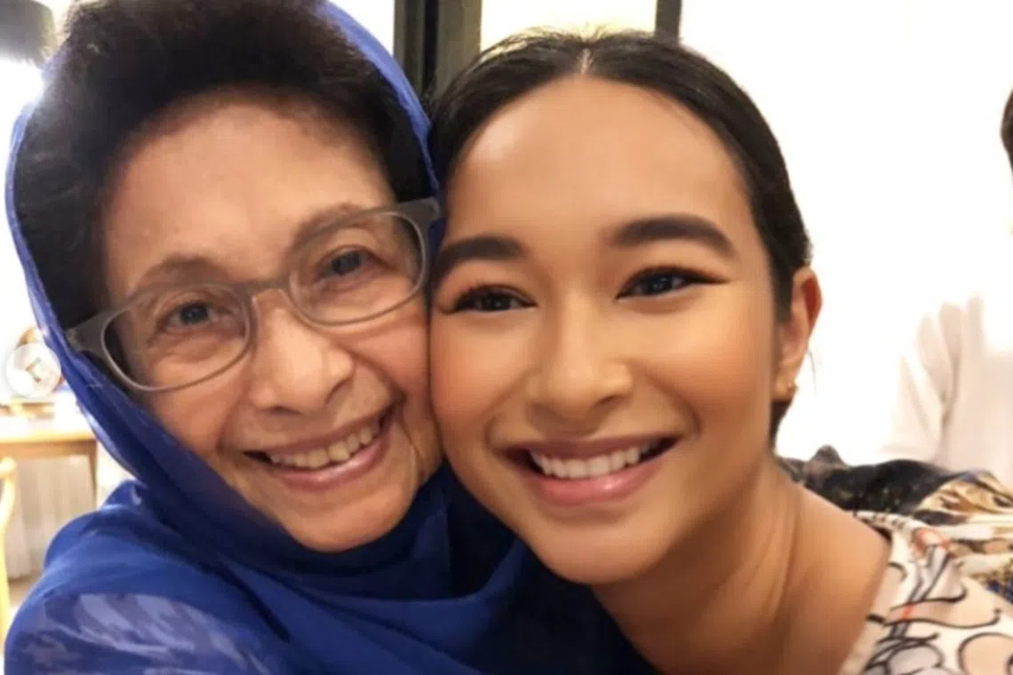 马来西亚前总理马哈蒂尔的孙女在感人的致敬中回忆与祖母的美好往事