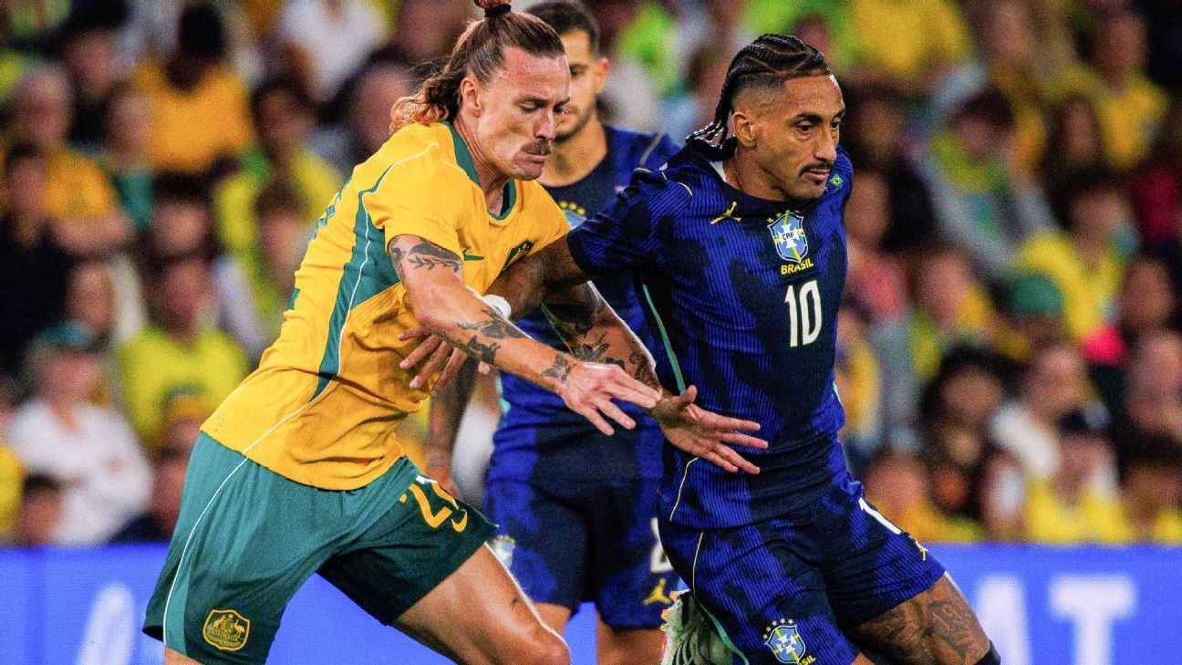Barcelona await updates after Brazil's Raphinha substituted due to thigh discomfort - ESPN