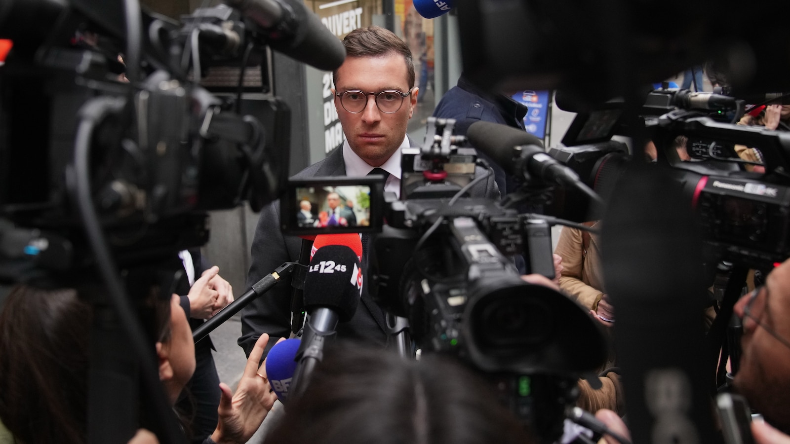 Antisemitism allegations against running mate cloud Le Pen's presidential campaign