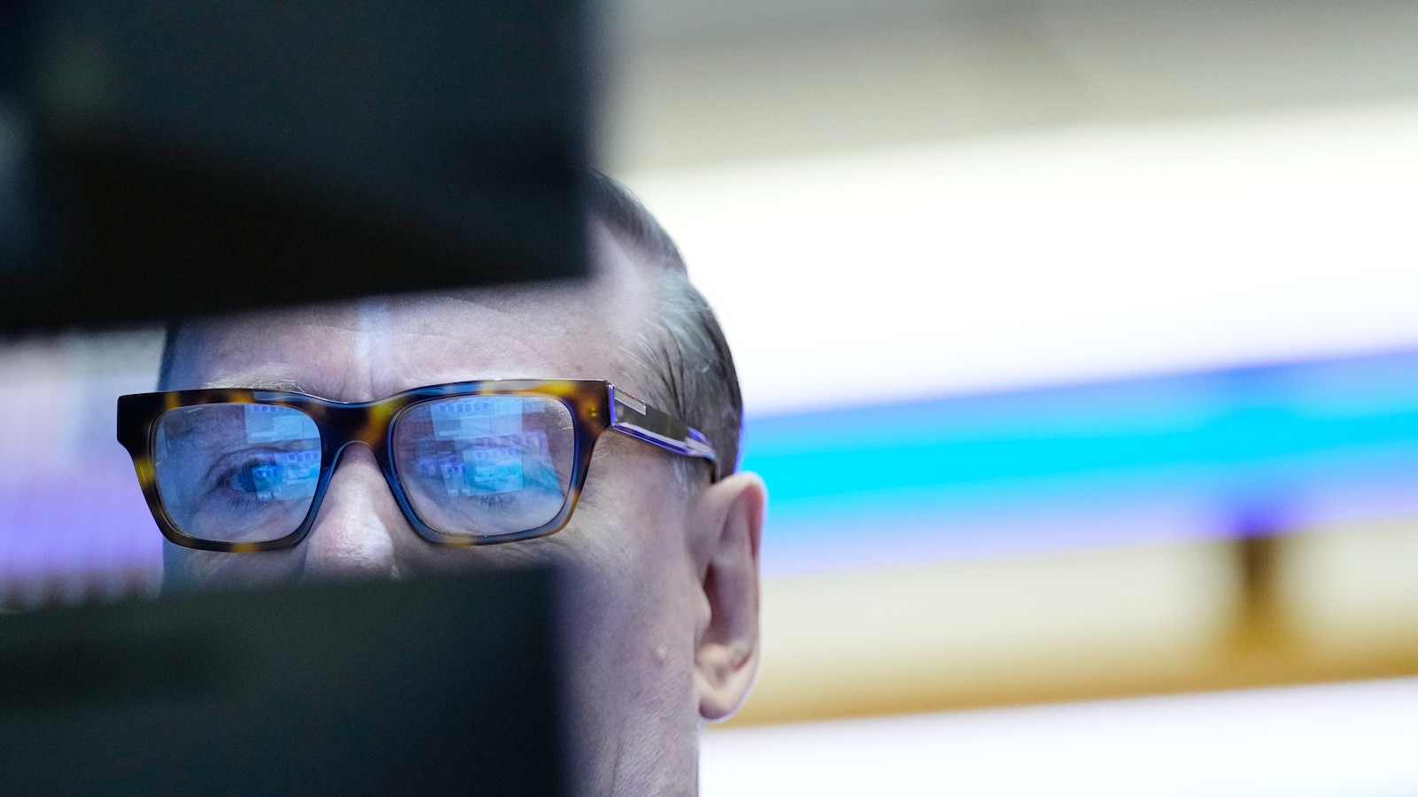 US futures edge dragged lower as oil prices and Treasury yields climb