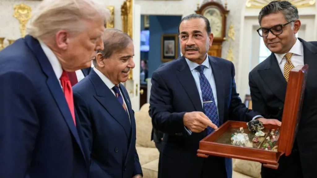 Pakistan’s Prime Minister Shehbaz Sharif and Army chief General Asim Munir with US President Donald Trump at the White House. (Photo: X/@Incognito_qfs)