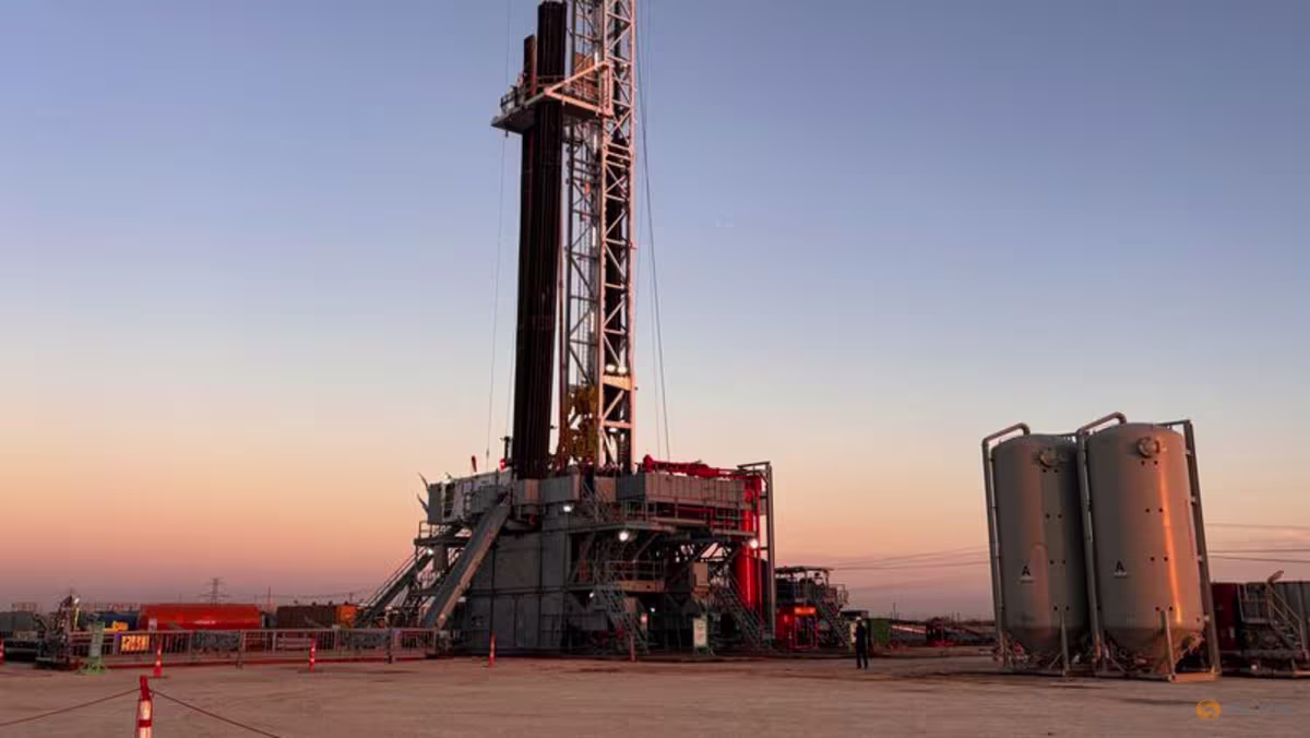 Oil prices barely changed as investors assess US-Iran peace talks and Gulf exports