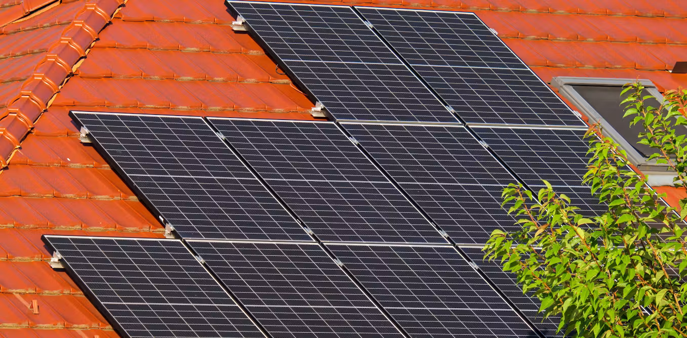 Panen energi surya, solusi adil untuk siapa?