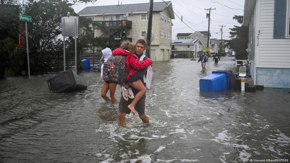 Powerful 'nor'easter' storm batters US, hundreds of flights canceled